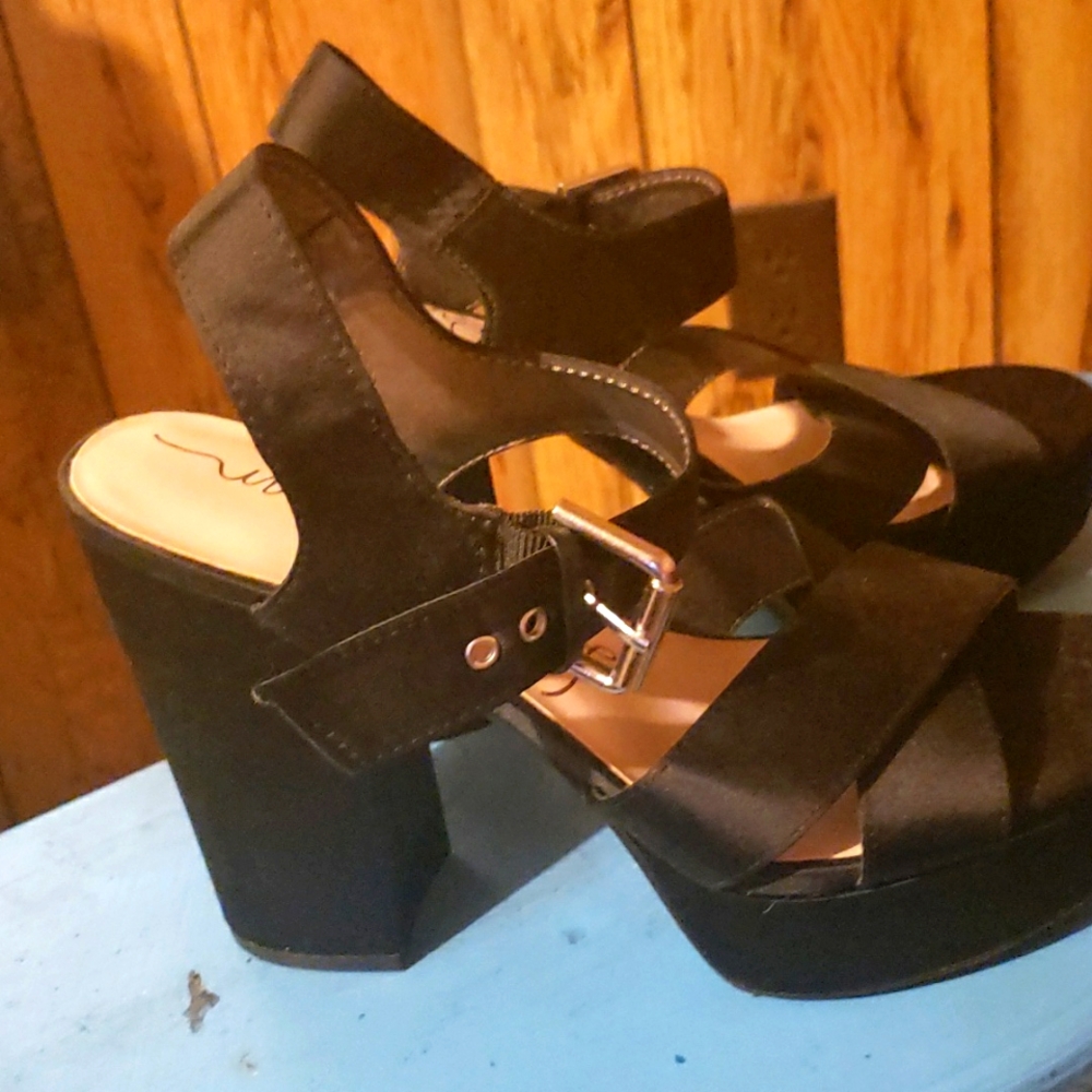 Libby Edelman platform heels